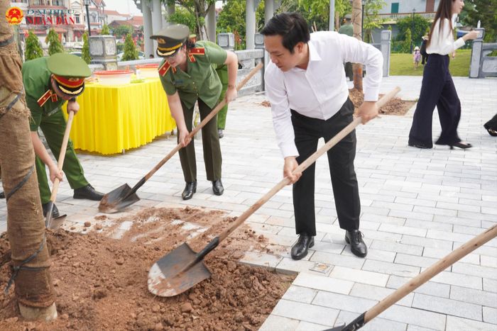 Bộ trưởng Bộ Công an, Đại tướng Lương Tam Quang cùng các đại biểu trồng cây tại Khu lưu niệm Anh hùng liệt sĩ Công an nhân dân Bùi Thị Cúc