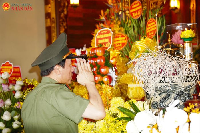 Bộ trưởng Bộ Công an, Đại tướng Lương Tam Quang dâng hương tưởng niệm Anh hùng liệt sĩ Bùi Thị Cúc