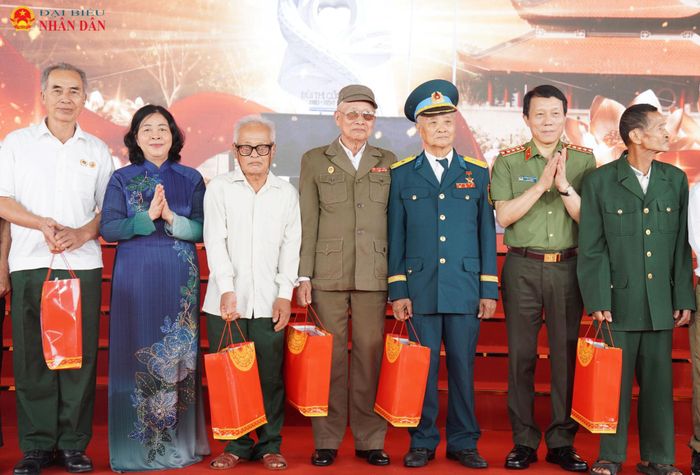 Trong khuôn khổ chương trình, Bộ trưởng Bộ Công an, Đại tướng Lương Tam Quang và Chủ tịch Ủy ban Trung ương MTTQ Việt Nam Bùi Thị Minh Hoài cùng các đại biểu đã trao tặng nhiều phần quà tri ân tới các thương binh, bệnh binh, thân nhân liệt sĩ, người có công với cách mạng và em học sinh có hoàn cảnh khó khăn trên địa bàn xã Xuân Trúc
