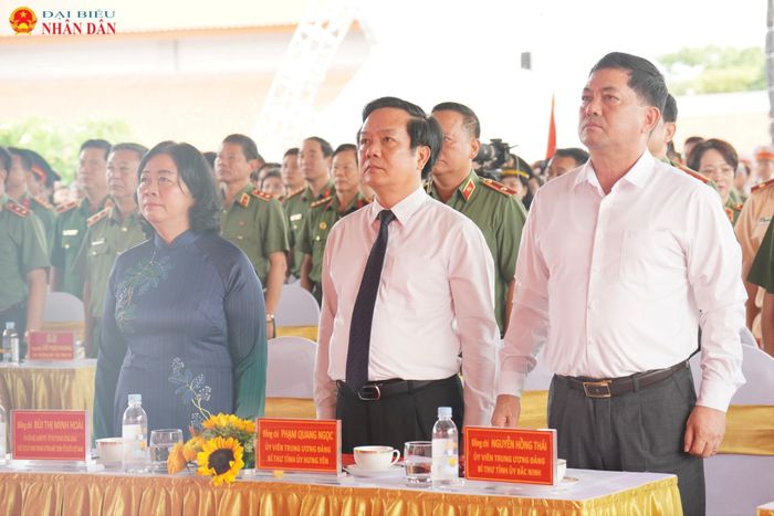 Các đại biểu thực hiện nghi lễ chào cờ