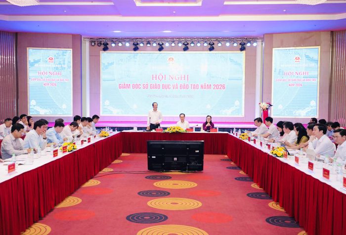 Bộ trưởng Bộ GD-ĐT Hoàng Minh Sơn, Thứ trưởng Thường trực Phạm Ngọc Thưởng, Thứ trưởng Nguyễn Thị Quyên Thanh chủ trì Hội nghị Giám đốc Sở GD-ĐT năm 2026. Ảnh: Bộ GD-ĐT