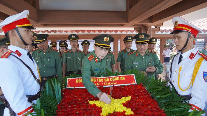 Thứ trưởng Lê Quốc Hùng cùng Đoàn công tác dâng hương, dâng hoa tại các địa chỉ đỏ trên địa bàn tỉnh Quảng Trị.
