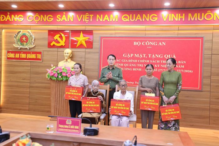 Thứ trưởng Lê Quốc Hùng trao quà tri ân tặng các Mẹ Việt Nam Anh hùng và gia đình chính sách.