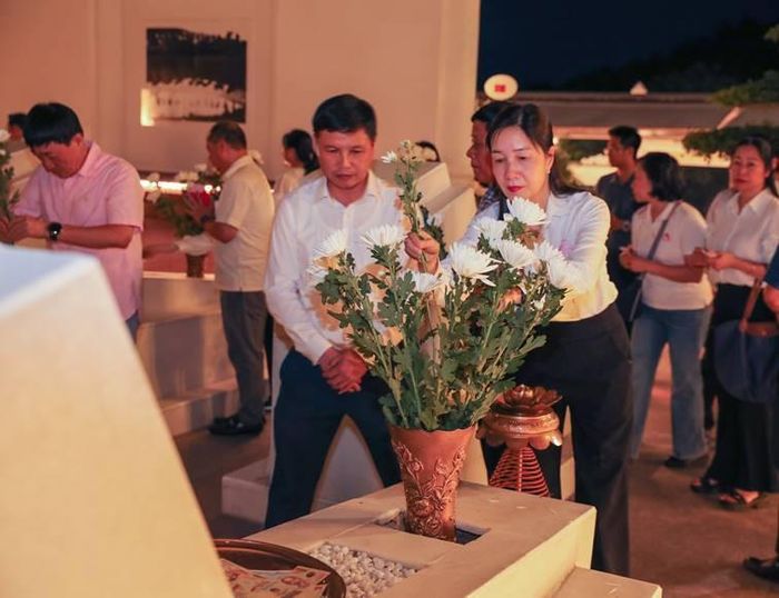 Những đóa hoa trắng tinh khôi đã được đặt lên mộ của 10 nữ Thanh niên xung phong tại Ngã ba Đồng Lộc