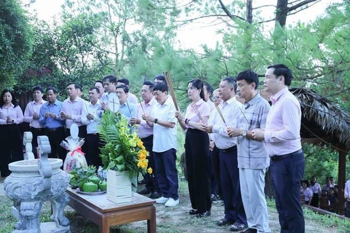 Đoàn công tác NHCSXH dâng hoa, dâng hương tưởng niệm Đại tướng Võ Nguyên Giáp