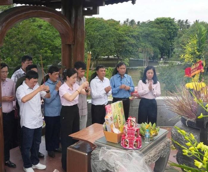 Đoàn công tác dâng hoa, dâng hương tưởng niệm các Anh hùng liệt sĩ tại Thành cổ Quảng Trị