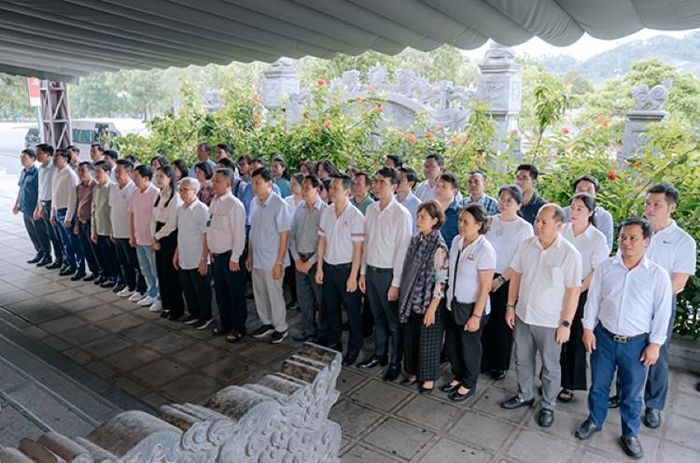 Đoàn công tác NHCSXH tri ân các Anh hùng liệt sĩ tại Khu di tích lịch sử Truông Bồn