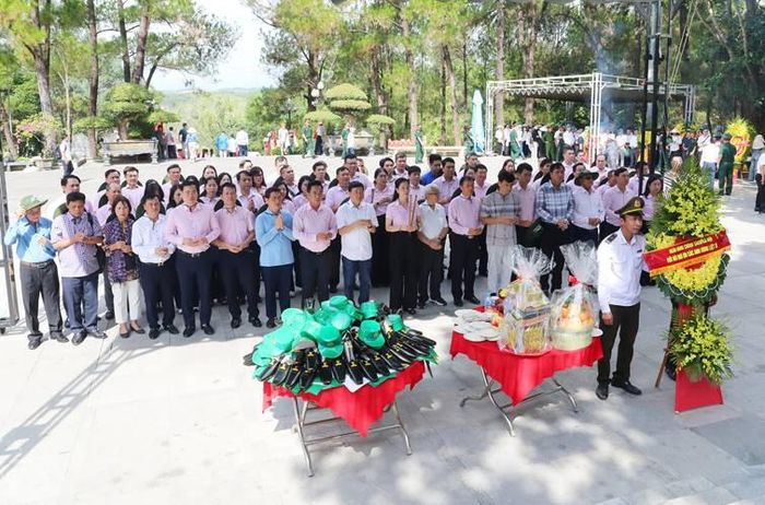 Đoàn công tác NHCSXH dâng hương tưởng niệm các Anh hùng liệt sĩ tại Nghĩa trang Liệt sĩ Quốc gia Trường Sơn