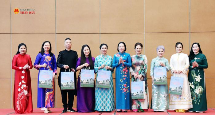 Phó Chủ tịch Quốc hội Nguyễn Thị Thanh trao quà tặng các hội viên của Hiệp hội
