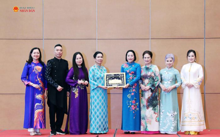 Phó Chủ tịch Quốc hội Nguyễn Thị Thanh trao quà lưu niệm tặng Hiệp hội Văn hóa áo dài Việt Nam