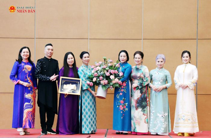 Phó Chủ tịch Quốc hội Nguyễn Thị Thanh tặng hoa chúc mừng Hiệp hội Văn hóa áo dài Việt Nam