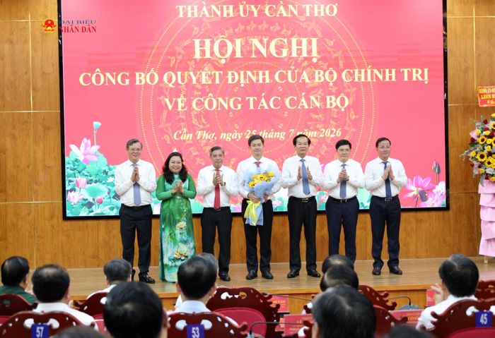 Bí thư Thành ủy Cần Thơ Đỗ Thanh Bình và lãnh đạo TP. Cần Thơ tặng hoa nguyên Bí thư Thành ủy Cần Thơ Lê Quang Tùng