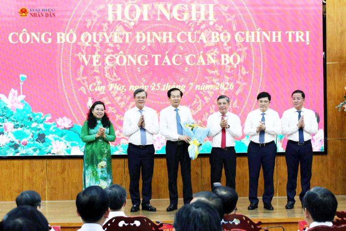 Phó Bí thư Thường trực Thành ủy, Chủ tịch HĐND Thành phố Cần Thơ Đồng Văn Thanh và lãnh đạo Thành ủy, UBND thành phố tặng hoa chúc mừng tân Bí thư Thành ủy Cần Thơ Đỗ Thanh Bình