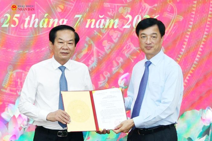 Ủy viên Bộ Chính trị, Bí thư Trung ương Đảng, Trưởng Ban Tổ chức Trung ương Nguyễn Duy Ngọc trao quyết định của Bộ Chính trị về việc điều động, phân công giữ chức Bí thư Thành ủy Cần Thơ