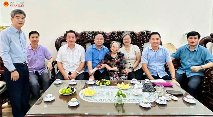 Đoàn công tác của Ủy ban Quốc phòng, An ninh và Đối ngoại thăm, tri ân Anh hùng Liệt sĩ trong gia đình Phó Chủ nhiệm Ủy ban Nguyễn Minh Đức