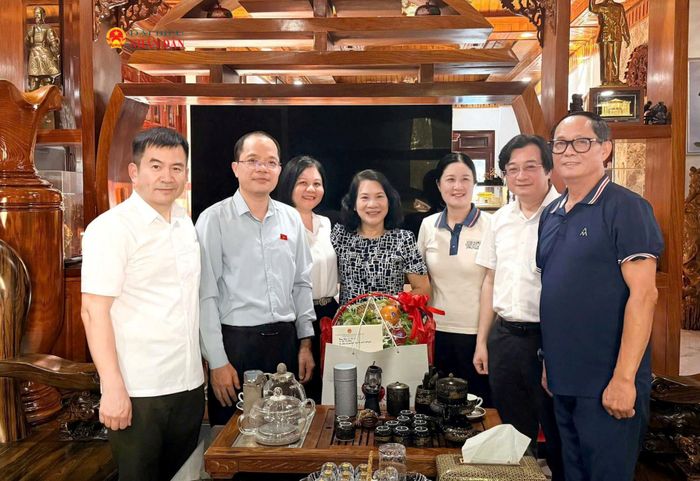 Phó Chủ nhiệm Ủy ban Quốc phòng, An ninh và Đối ngoại Đinh Công Sỹ và Đoàn công tác thăm, tặng quà gia đình nguyên Phó Chủ tịch Quốc hội, Thượng tướng Trần Quang Phương