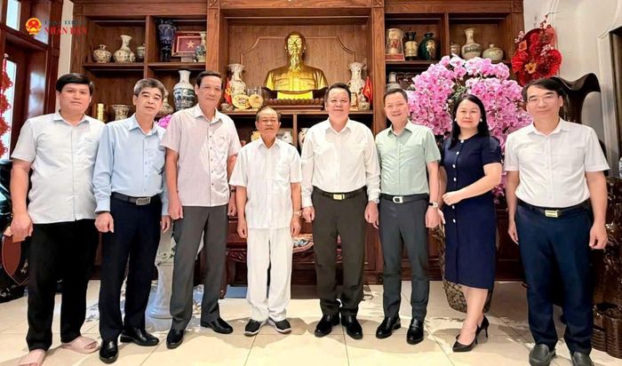 Phó Chủ nhiệm Ủy ban Quốc phòng, An ninh và Đối ngoại; Thiếu tướng Nguyễn Quốc Hùng và Đoàn công tác thăm, tri ân nguyên Phó Chủ tịch Quốc hội, Đại tướng Đỗ Bá Tỵ