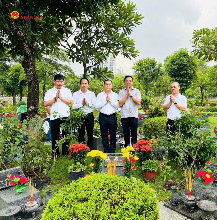 Phó Chủ nhiệm Ủy ban Quốc phòng, An ninh và Đối ngoại, Trung tướng Nguyễn Minh Đức và Đoàn công tác dâng hương, dâng hoa tại Nghĩa trang Liệt sĩ Thành phố Hồ Chí Minh