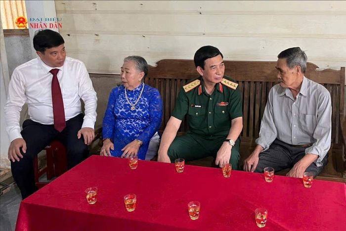 Phó Thủ tướng Chính phủ, Bộ trưởng Bộ Quốc phòng, Đại tướng Phan Văn Giang thăm gia đình ông Nguyễn Văn Sự tại xã Nhân Cơ, tỉnh Lâm Đồng đang thờ cúng hai liệt sĩ Nguyễn Hữu Thế và Nguyễn Văn Tín
