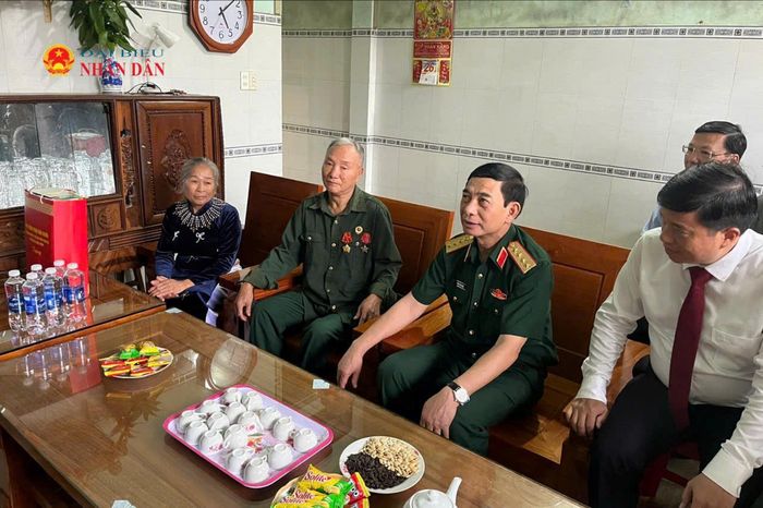 Phó Thủ tướng, Bộ trưởng Bộ Quốc phòng, Đại tướng Phan Văn Giang thăm, tặng quà gia đình ông Trương Văn Trường, bệnh binh suy giảm khả năng lao động 61%