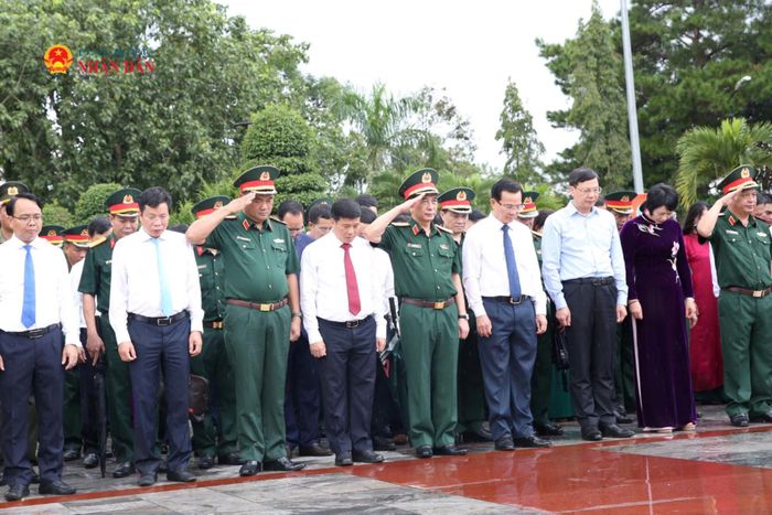 Phó Thủ tướng, Bộ trưởng Bộ Quốc phòng, Đại tướng Phan Văn Giang cùng Đoàn công tác dâng hương tưởng niệm Anh hùng liệt sĩ tại Nghĩa trang Liệt sĩ Đắk Nông
