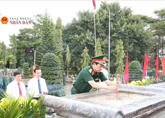Phó Thủ tướng, Bộ trưởng Bộ Quốc phòng, Đại tướng Phan Văn Giang dâng hương tưởng niệm Anh hùng liệt sĩ tại Nghĩa trang Liệt sĩ Đắk Nông