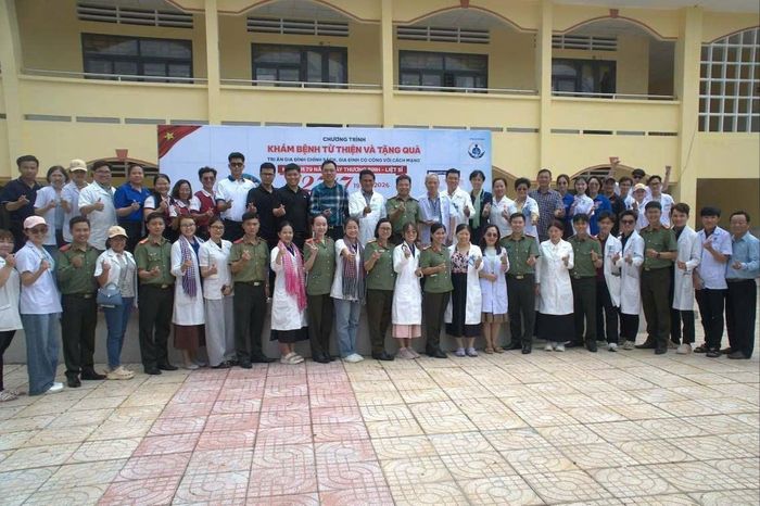 Đoàn công tác chụp ảnh lưu niệm sau sự kiện