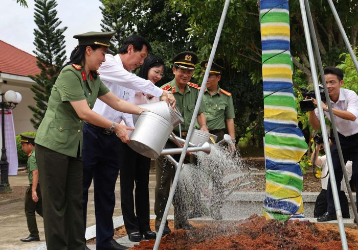 Ủy viên Trung ương Đảng, Thứ Trưởng Bộ Công an, Thượng tướng Lê Văn Tuyến và đoàn công tác trồng cây lưu niệm tại Khu di tích