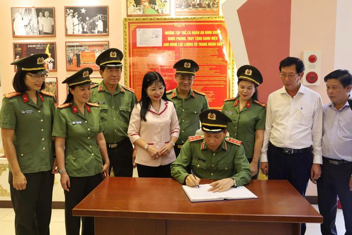 Ủy viên Trung ương Đảng, Thứ Trưởng Bộ Công an, Thượng tướng Lê Văn Tuyến ghi sổ lưu niệm
