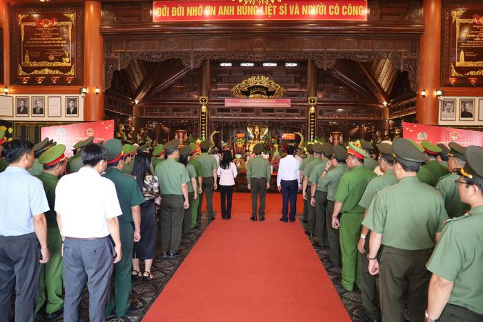 Đoàn công tác dâng hương tại Đền tưởng niệm Anh hùng liệt sĩ và người có công