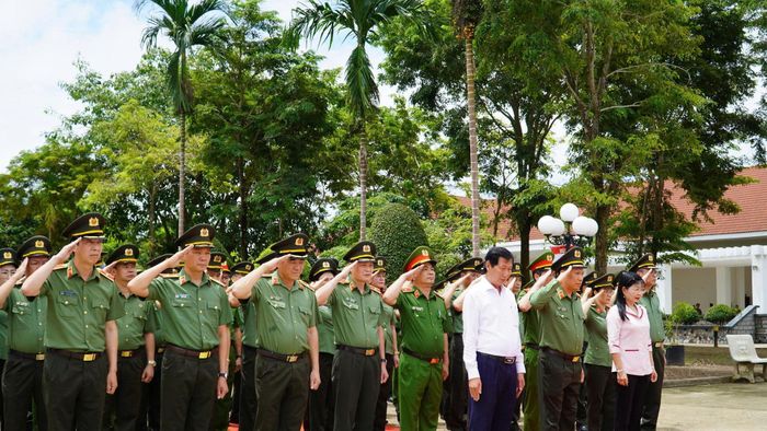 Mặc niệm tưởng nhớ các Anh hùng liệt sĩ