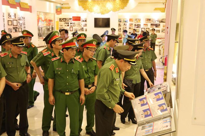 Đoàn công tác tham quan nhà trưng bày trong khuôn viên khu tưởng niệm