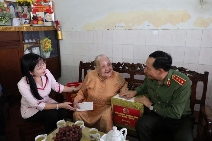 Ủy viên Trung ương Đảng, Thứ Trưởng Bộ Công an, Thượng tướng Lê Văn Tuyến trao quà cho Mẹ Việt Nam Anh hùng Đặng Thị Liễu