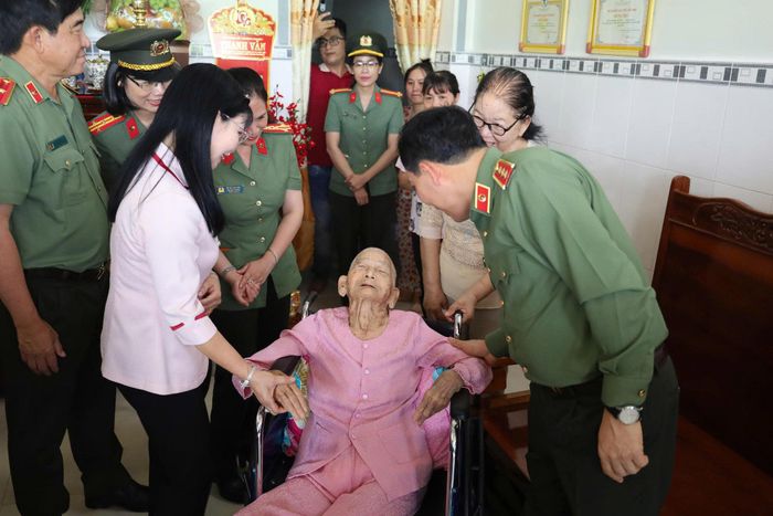 Thượng tướng Lê Văn Tuyến ân cần thăm hỏi sức khỏe Mẹ Việt Nam Anh hùng Nguyễn Thị Bồi