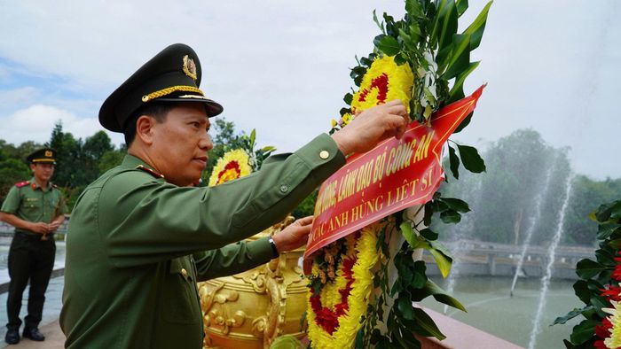 Ủy viên Trung ương Đảng, Thứ Trưởng Bộ Công an, Thượng tướng Lê Văn Tuyến thực hiện nghi thức dâng hoa