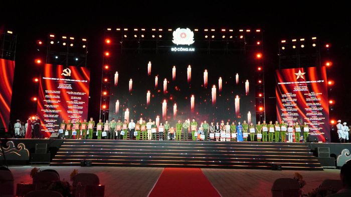 Lãnh đạo Bộ Công an đã trao 20 phần quà tặng các thương binh và thân nhân gia đình liệt sĩ Công an nhân dân. Ảnh: Vũ Châu