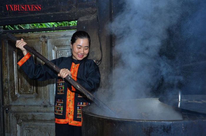 Bên cạnh chanh rừng, HTX Nông trang sinh thái Mẫu Sơn còn duy trì sản xuất rượu men lá – sản phẩm truyền thống của đồng bào dân tộc Dao, góp phần đa dạng hóa sản phẩm đặc sản địa phương.