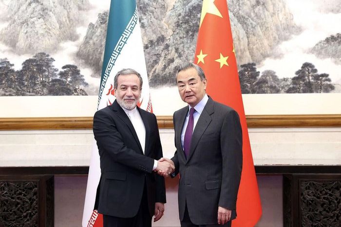 Ngoại trưởng Iran Abbas Araghchi (trái) và người đồng cấp Trung Quốc Vương Nghị tại Kyrgyzstan hôm 24/7. Ảnh: Thông tấn xã Iran (IRNA).