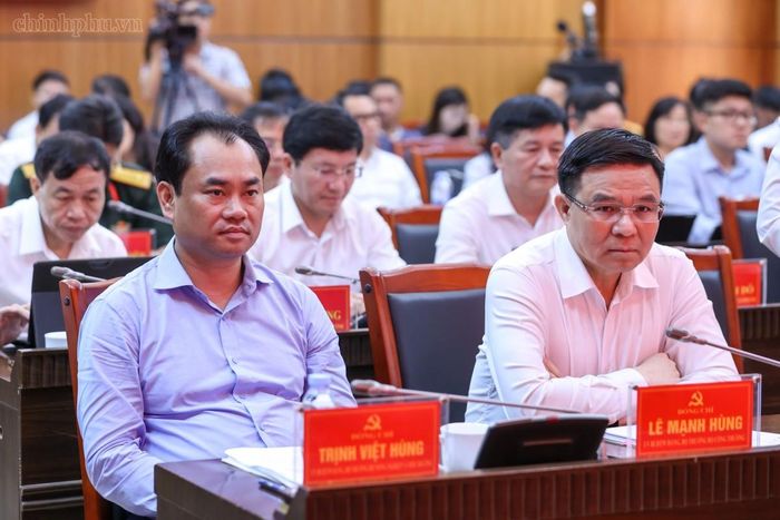 Bộ trưởng Công Thương Lê Mạnh Hùng, Bộ trưởng Nông nghiệp và Môi trường Trịnh Việt Hùng cùng các đại biểu tham dự buổi làm việc. Ảnh: VGP.