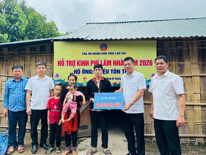 Lãnh đạo TAND tỉnh Lào Cai trao biểu trưng số tiền cho gia đình ông Triệu Tòn Chạn xã Phong Dụ Thượng tỉnh Lào Cai.