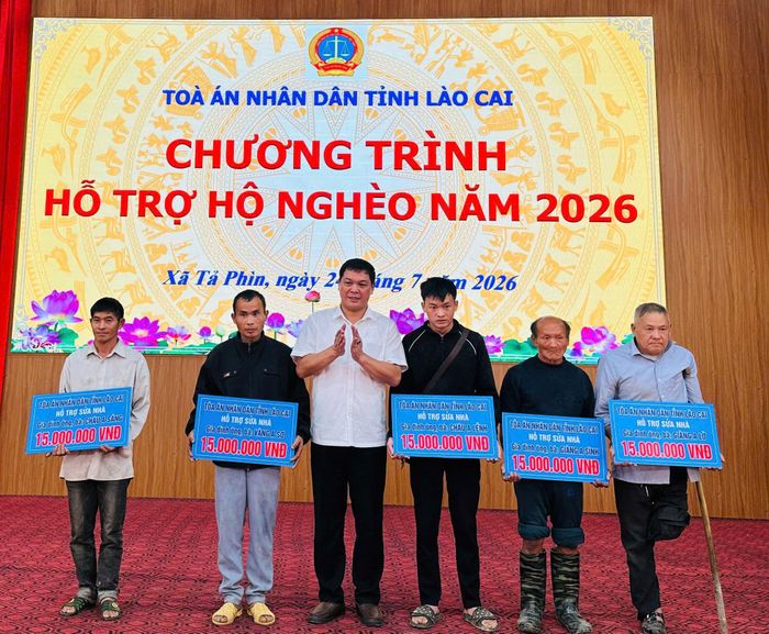 Trao quà hỗ trợ người nghèo hai xã Tả Phìn và Chiềng Ken.