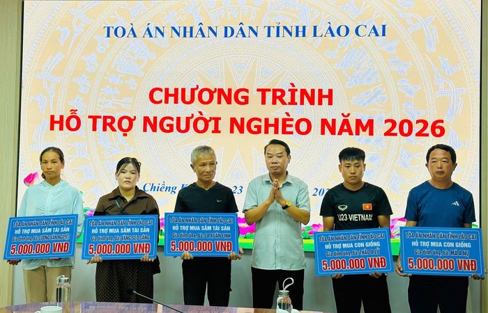 Trao quà hỗ trợ người nghèo hai xã Tả Phìn và Chiềng Ken.