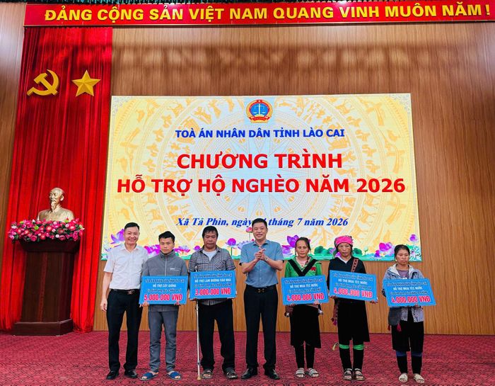 Đồng chí Nguyễn Mạnh Hùng, Chánh văn phòng TAND tỉnh Lào Cai tặng quà hộ nghèo xã Tả Phìn.
