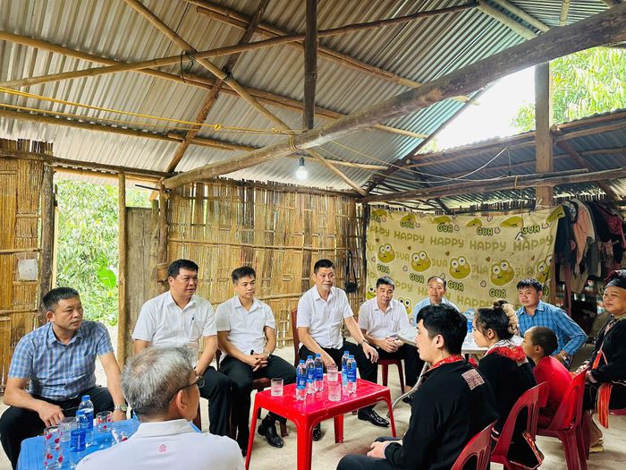 Đoàn cán bộ, lãnh đạo TAND tỉnh Lào Cai thăm gia đình ông Triệu Tòn Chạn xã Phong Dụ Thượng tỉnh Lào Cai.
