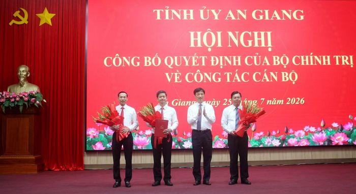Đồng chí Nguyễn Duy Ngọc tặng hoa chúc mừng các đồng chí: Lê Quang Tùng, Nguyễn Tiến Hải, Nguyễn Thanh Nhàn nhận nhiệm vụ mới.