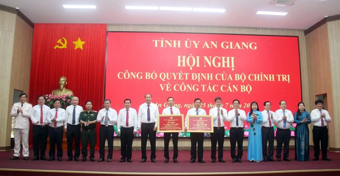 Ban Thường vụ Tỉnh ủy An Giang trao bảng tri ân đồng chí Nguyễn Tiến Hải và đồng chí Nguyễn Thanh Nhàn.