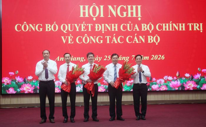 Thường trực Tỉnh ủy An Giang tặng hoa chúc mừng các đồng chí: Lê Quang Tùng, Nguyễn Tiến Hải, Nguyễn Thanh Nhàn nhận nhiệm vụ mới.