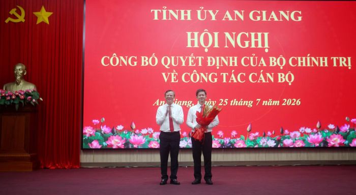 Đại diện Thường trực Thành ủy Cần Thơ tặng hoa chúc mừng đồng chí Lê Quang Tùng.
