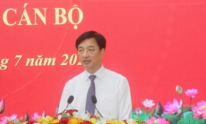 Đồng chí Nguyễn Duy Ngọc phát biểu tại buổi lễ.