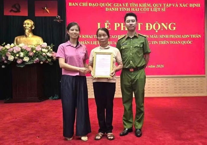 Bà Nguyễn Thị Bóng cùng con gái đón nhận Thông báo kết quả giám định ADN hài cốt của anh trai liệt sĩ Nguyễn Thiện Quyết.